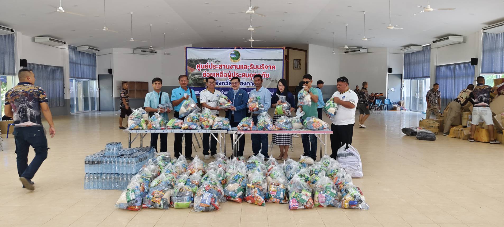 พช.หนองคาย ร่วมกับชมรมฟุตบอลวาริชภูมิ ร.ร.อนุบาลวาริชภูมิ และเครือข่าย OTOP จ.หนองคาย ให้การสนับสนุนและร่วมบริจาคเพื่อช่วยเหลือผู้ประสบอุทกภัยในพื้นที่จังหวัดหนองคาย