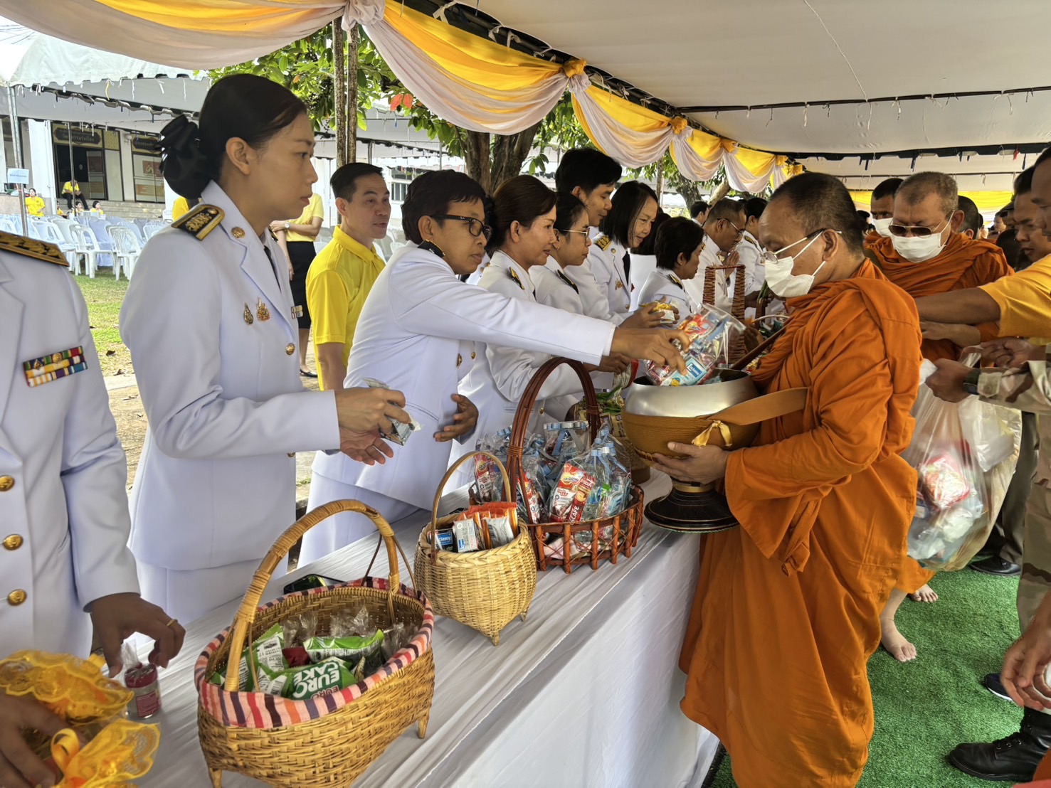 พช.หนองคาย ร่วมพิธีสวดพระพุทธมนต์และพิธีทำบุญตักบาตรเนื่องในวันนวมินทรมหาราช