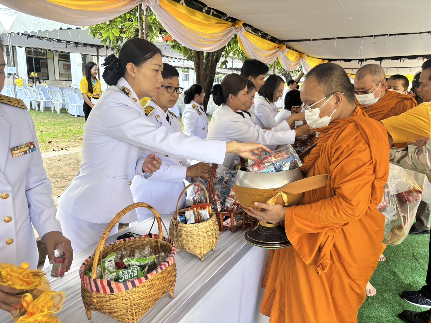 พช.หนองคาย ร่วมพิธีสวดพระพุทธมนต์และพิธีทำบุญตักบาตรเนื่องในวันนวมินทรมหาราช