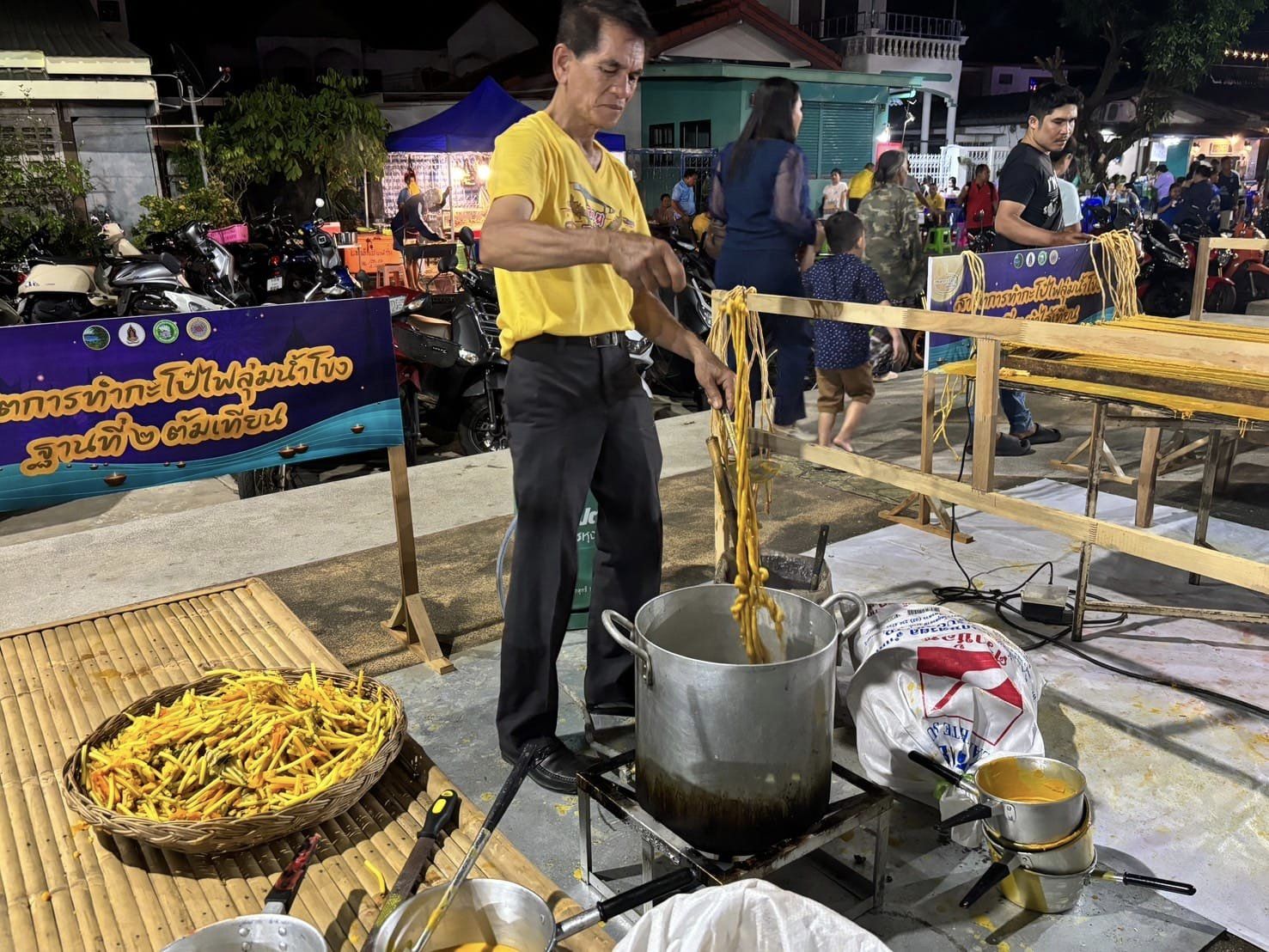 พช.หนองคาย ร่วมพิธีเปิดกิจกรรมถ่ายทอดภูมิปัญญาท้องถิ่นการสาธิตทำกะลาอาเซียนลุ่มน้ำโขง ในงานประเพณีออกพรรษาและบั้งไฟพญานาคโลก ประจำปีงบประมาณ พ.ศ. 2567