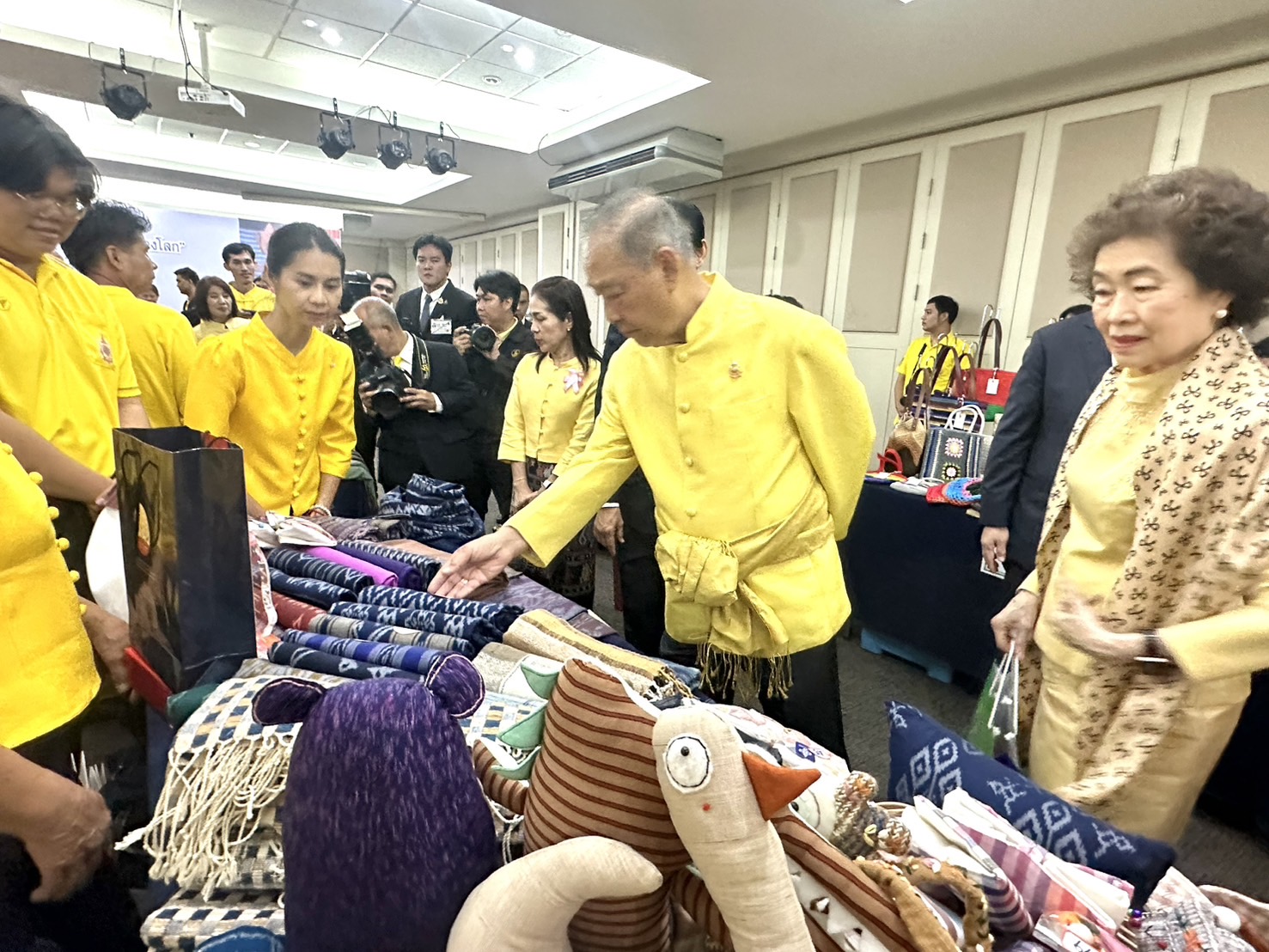 พช.หนองคาย นำกลุ่มวิสาหกิจชุมชนทอผ้าพื้นเมืองบ้านโพธิ์ตาก เข้ารับรางวัล “หม่อมงามจิตต์ บุรฉัตร” ประเภทหมู่บ้านหัตถกรรมดีเด่น ประจำปี 2567 เนื่องใน”วันหม่อมงามจิตต์ บุรฉัตร” บุคคลสำคัญของโลก งานสร้างเสริมคนดีมีคุณธรรม ครั้งที่ 36