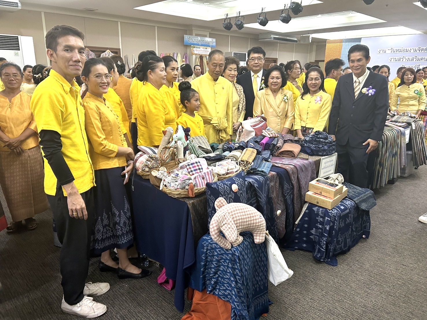 พช.หนองคาย นำกลุ่มวิสาหกิจชุมชนทอผ้าพื้นเมืองบ้านโพธิ์ตาก เข้ารับรางวัล “หม่อมงามจิตต์ บุรฉัตร” ประเภทหมู่บ้านหัตถกรรมดีเด่น ประจำปี 2567 เนื่องใน”วันหม่อมงามจิตต์ บุรฉัตร” บุคคลสำคัญของโลก งานสร้างเสริมคนดีมีคุณธรรม ครั้งที่ 36