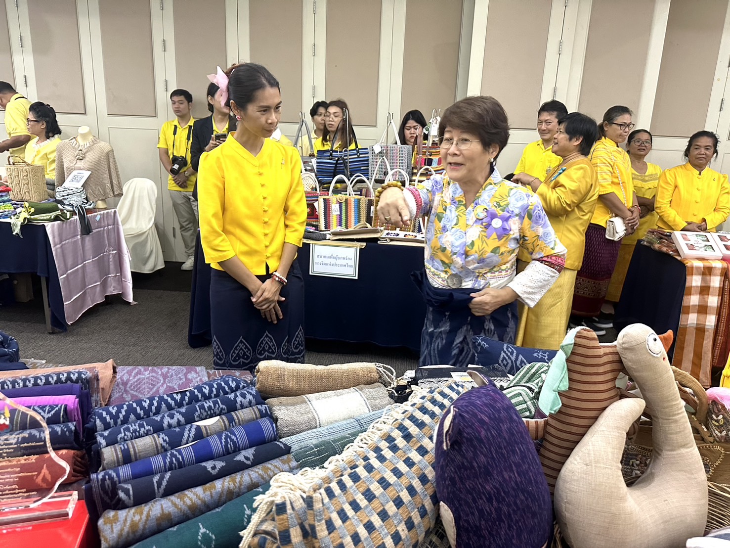 พช.หนองคาย นำกลุ่มวิสาหกิจชุมชนทอผ้าพื้นเมืองบ้านโพธิ์ตาก เข้ารับรางวัล “หม่อมงามจิตต์ บุรฉัตร” ประเภทหมู่บ้านหัตถกรรมดีเด่น ประจำปี 2567 เนื่องใน”วันหม่อมงามจิตต์ บุรฉัตร” บุคคลสำคัญของโลก งานสร้างเสริมคนดีมีคุณธรรม ครั้งที่ 36