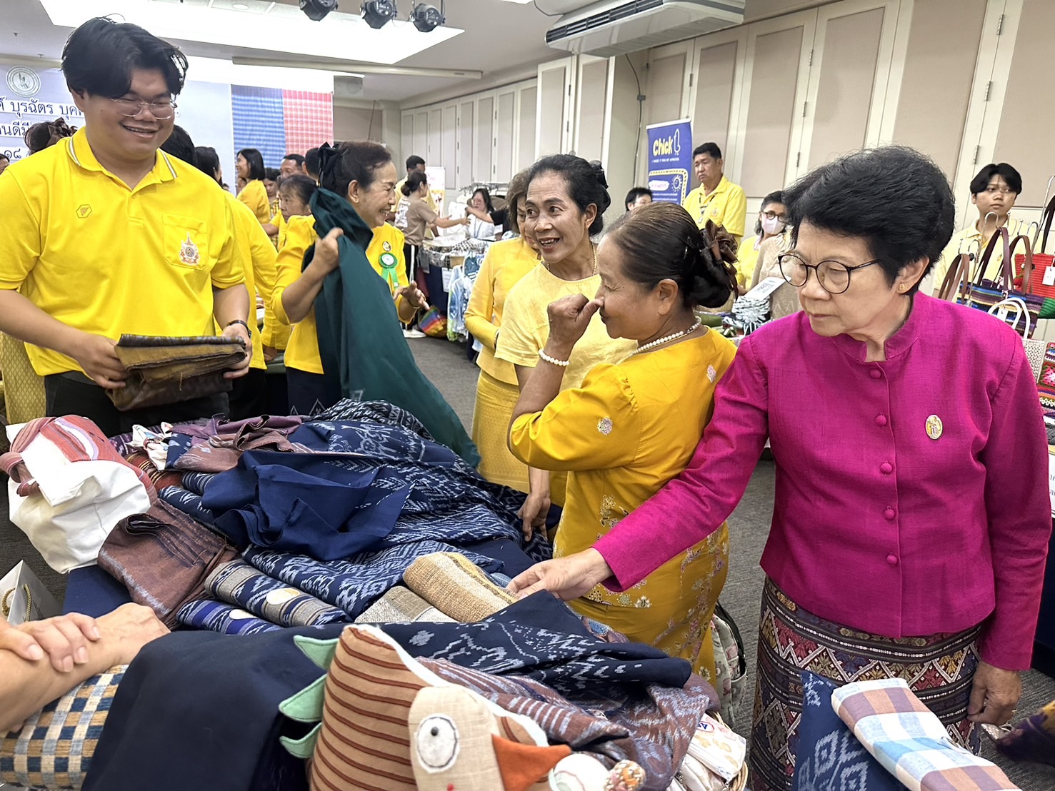 พช.หนองคาย นำกลุ่มวิสาหกิจชุมชนทอผ้าพื้นเมืองบ้านโพธิ์ตาก เข้ารับรางวัล “หม่อมงามจิตต์ บุรฉัตร” ประเภทหมู่บ้านหัตถกรรมดีเด่น ประจำปี 2567 เนื่องใน”วันหม่อมงามจิตต์ บุรฉัตร” บุคคลสำคัญของโลก งานสร้างเสริมคนดีมีคุณธรรม ครั้งที่ 36