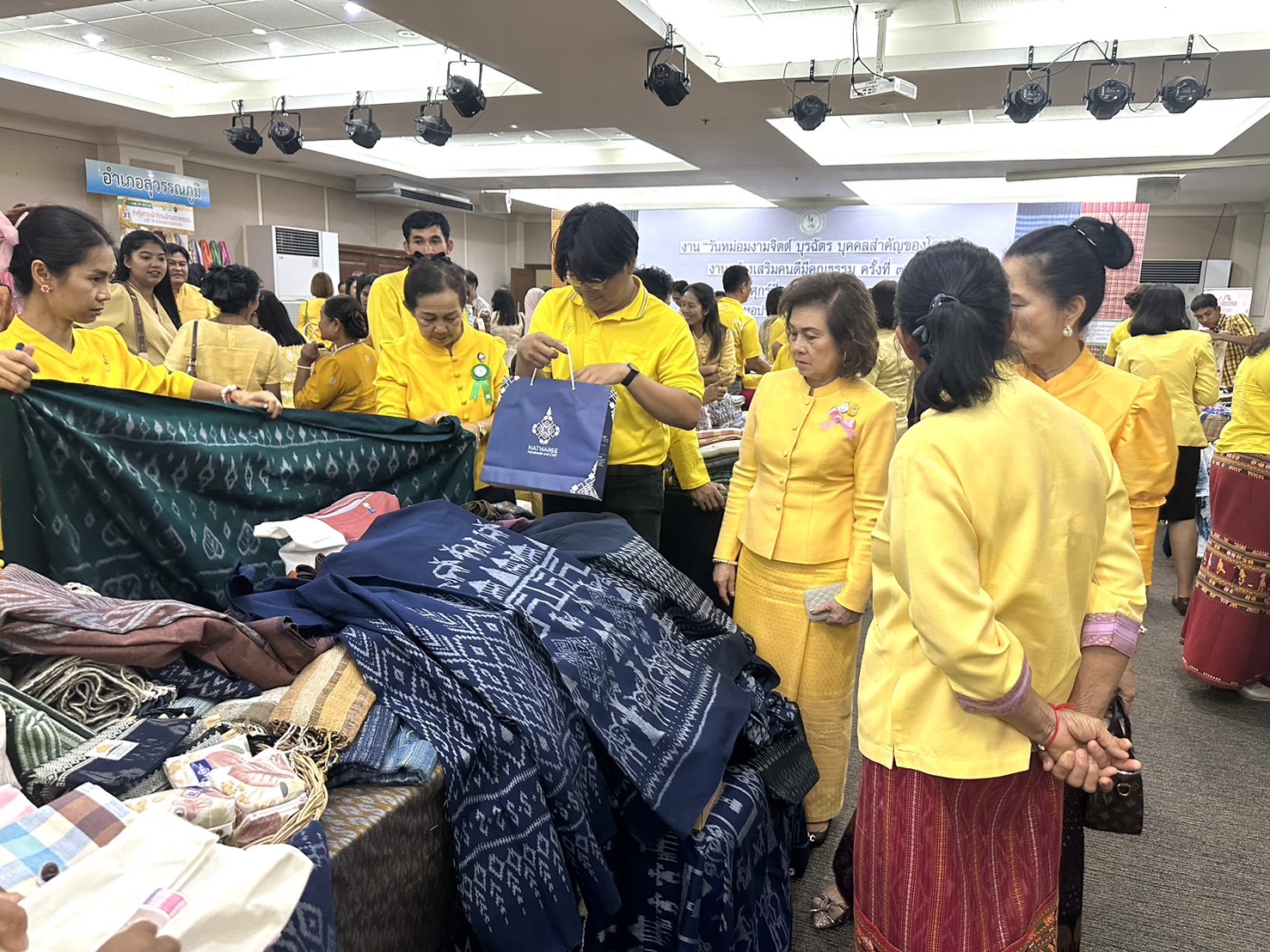 พช.หนองคาย นำกลุ่มวิสาหกิจชุมชนทอผ้าพื้นเมืองบ้านโพธิ์ตาก เข้ารับรางวัล “หม่อมงามจิตต์ บุรฉัตร” ประเภทหมู่บ้านหัตถกรรมดีเด่น ประจำปี 2567 เนื่องใน”วันหม่อมงามจิตต์ บุรฉัตร” บุคคลสำคัญของโลก งานสร้างเสริมคนดีมีคุณธรรม ครั้งที่ 36