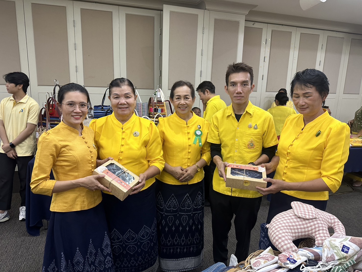 พช.หนองคาย นำกลุ่มวิสาหกิจชุมชนทอผ้าพื้นเมืองบ้านโพธิ์ตาก เข้ารับรางวัล “หม่อมงามจิตต์ บุรฉัตร” ประเภทหมู่บ้านหัตถกรรมดีเด่น ประจำปี 2567 เนื่องใน”วันหม่อมงามจิตต์ บุรฉัตร” บุคคลสำคัญของโลก งานสร้างเสริมคนดีมีคุณธรรม ครั้งที่ 36