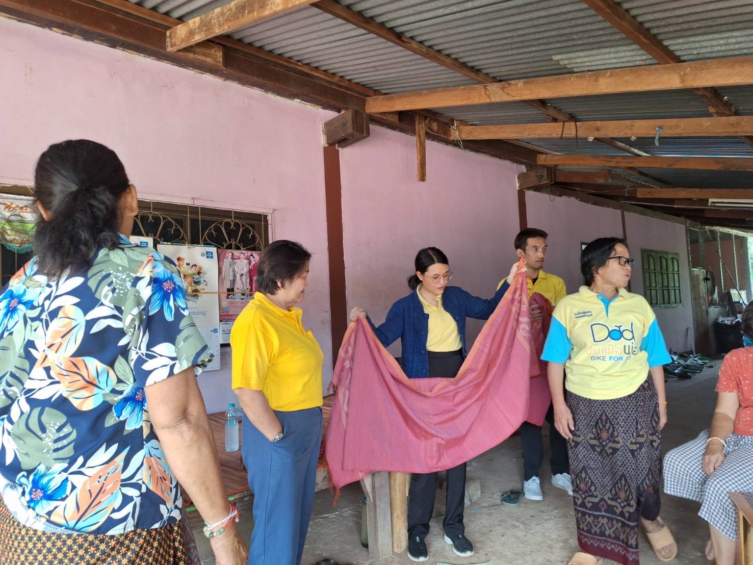 พช.หนองคาย ลงพื้นที่เตรียมความพร้อมการดำเนินงานโครงการ สืบสานภูมิปัญญา พัฒนาเศรษฐกิจฐานรากสู่ความยั่งยืน กิจกรรมที่ 1 โครงการสืบสานภูมิปัญญาผ้าพื้นถิ่น “พญานาคา” สู่ความยั่งยืน