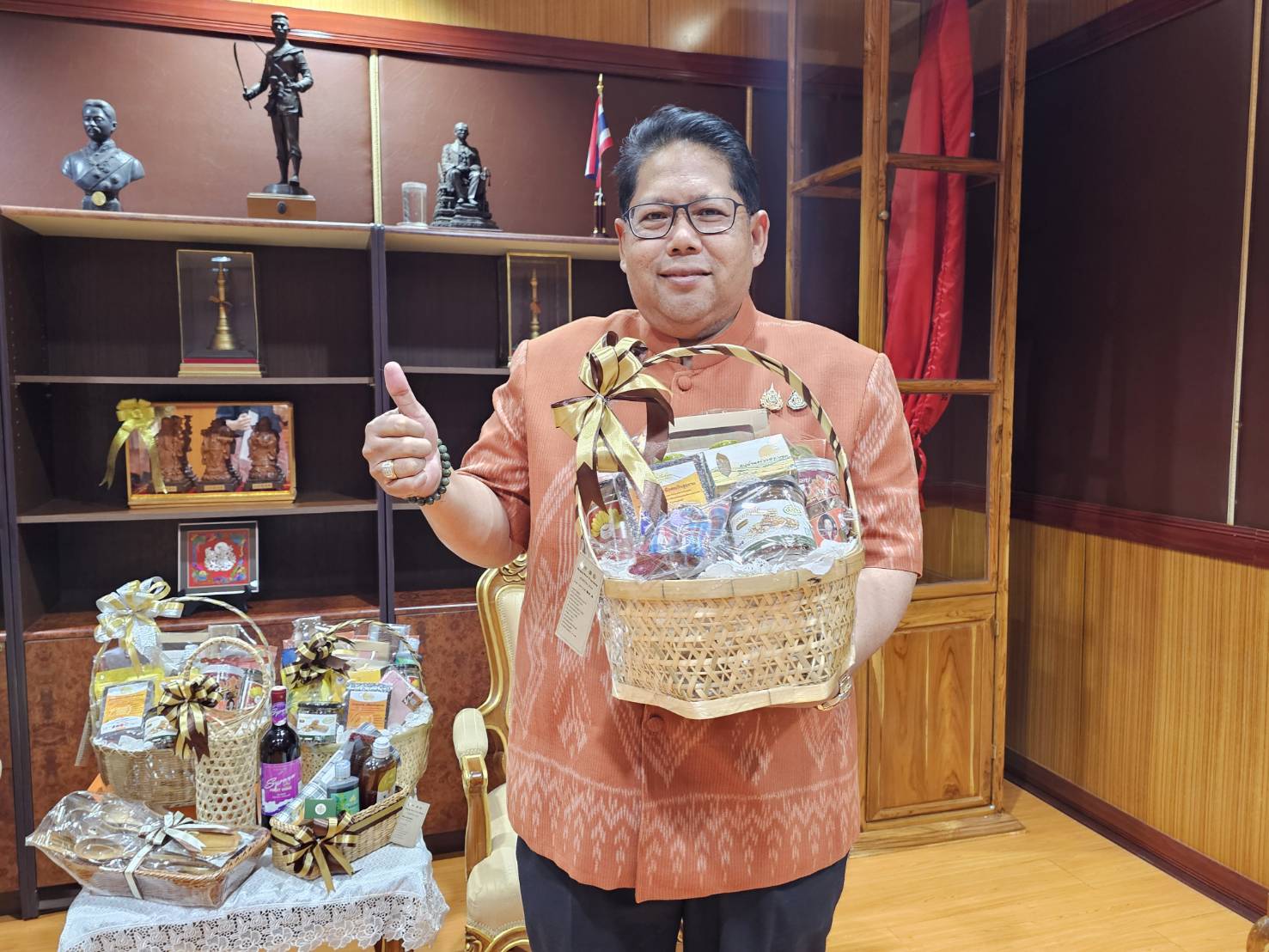 พช.หนองคาย เตรียมความพร้อมจัดทำสื่อประชาสัมพันธ์ กระเช้า OTOP หนองคาย “อยู่ดี มีแฮง ฮักแพง ปันสุข” ส่งความสุขให้คนที่คุณรัก สุขใจทั้งผู้ให้และผู้รับ