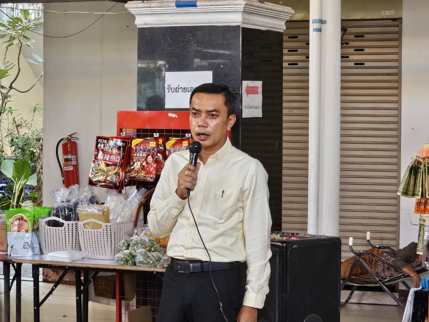 รองผู้ว่าฯหนองคาย นำทีมพช.หนองคาย เครือข่าย OTOP และภาคี ร่วมกัน “Big Cleaning Day ศูนย์แสดงและจำหน่ายผลิตภัณฑ์ OTOP จังหวัดหนองคาย”