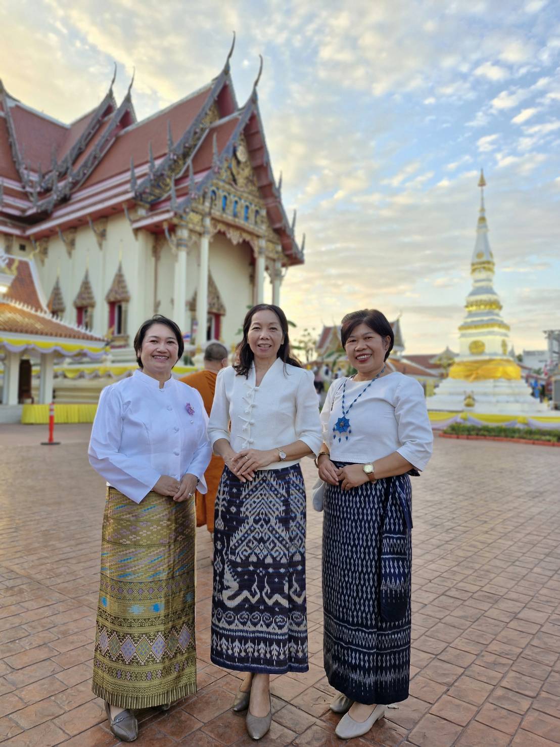 พช.หนองคาย ร่วมพิธีเจริญพระพุทธมนต์ สมโภชองค์พระกฐินพระราชทาน ณ พระอุโบสถวัดโพธิ์ชัย พระอารามหลวง