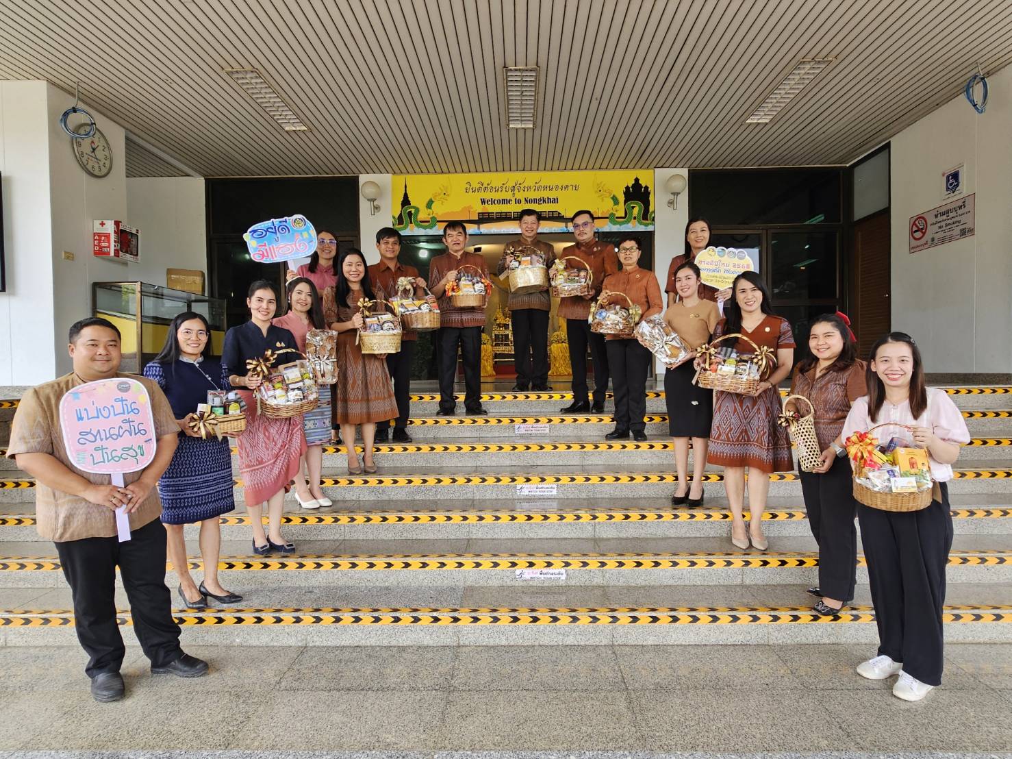 พช.หนองคาย เตรียมความพร้อมจัดทำสื่อประชาสัมพันธ์ กระเช้า OTOP หนองคาย “อยู่ดี มีแฮง ฮักแพง ปันสุข” ส่งความสุขให้คนที่คุณรัก สุขใจทั้งผู้ให้และผู้รับ