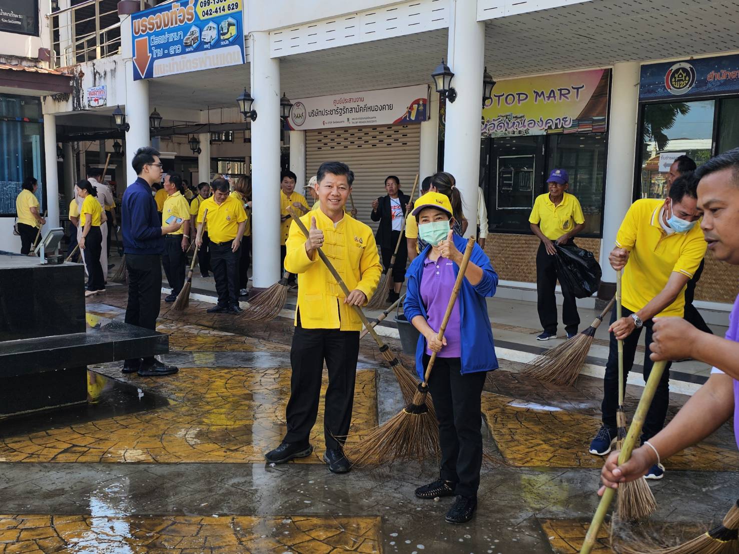 รองผู้ว่าฯหนองคาย นำทีมพช.หนองคาย เครือข่าย OTOP และภาคี ร่วมกัน “Big Cleaning Day ศูนย์แสดงและจำหน่ายผลิตภัณฑ์ OTOP จังหวัดหนองคาย”