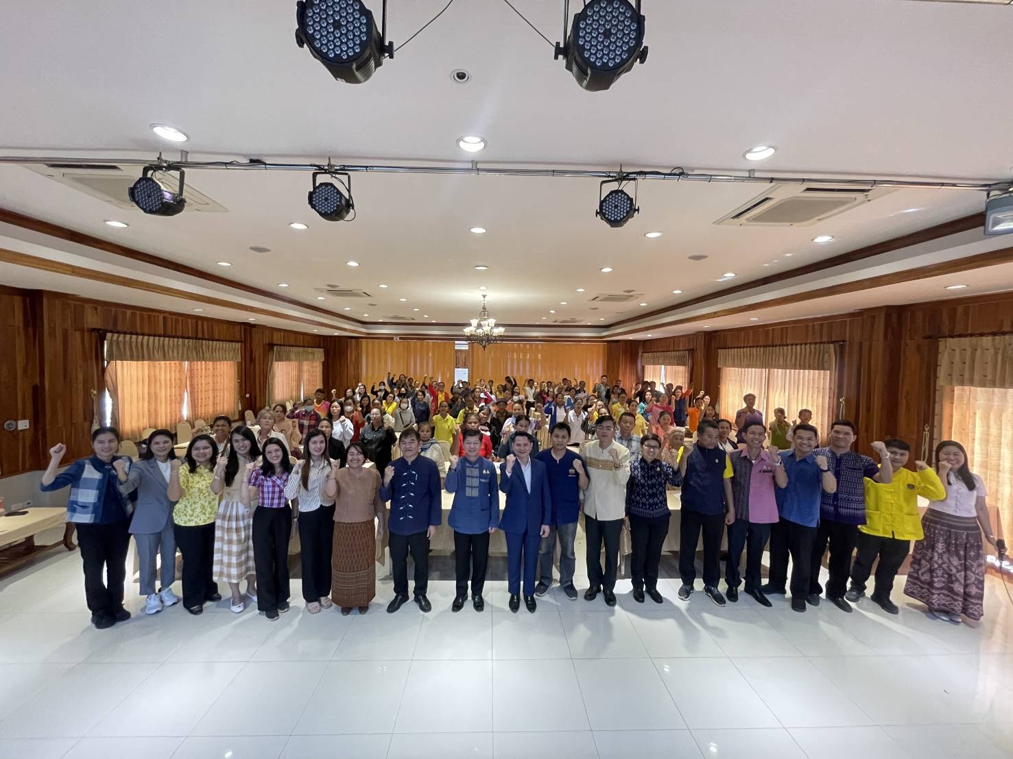 จังหวัดหนองคาย มุ่งพัฒนาคุณภาพชีวิตครัวเรือนยากจน สร้างความมั่นคงด้านอาชีพ ให้สามารถพึ่งตนเองได้อย่างยั่งยืน อบรมเข้มข้นต่อเนื่อง รุ่นที่ 3 โครงการสืบสานภูมิปัญญา พัฒนาเศรษฐกิจฐานรากสู่ความยั่งยืน กิจกรรมพัฒนาและยกระดับคุณภาพชีวิตครัวเรือนยากจน ตามแนวทางสัมมาชีพชุมชนสู่ความยั่งยืน