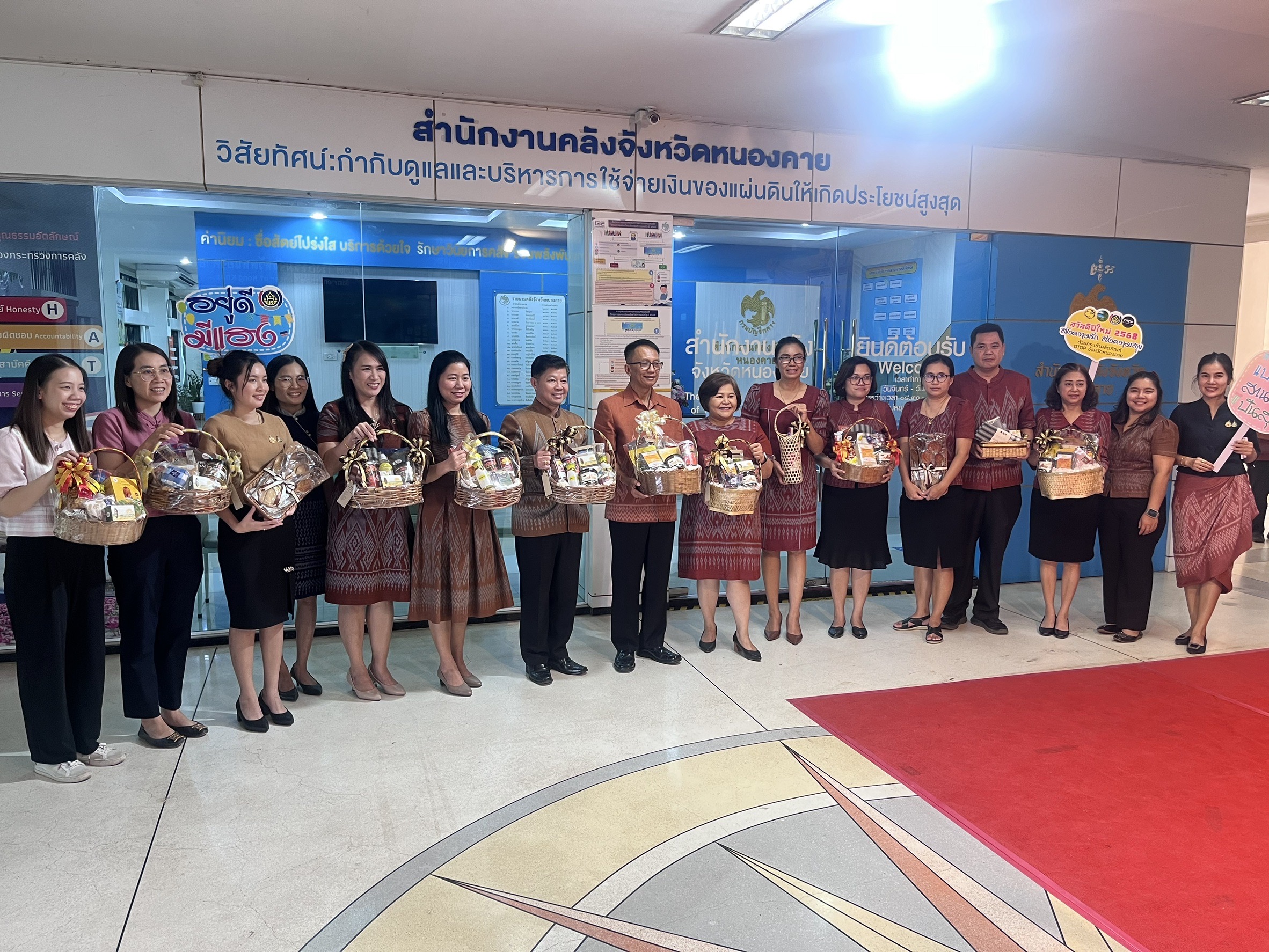 พช.หนองคาย เตรียมความพร้อมจัดทำสื่อประชาสัมพันธ์ กระเช้า OTOP หนองคาย “อยู่ดี มีแฮง ฮักแพง ปันสุข” ส่งความสุขให้คนที่คุณรัก สุขใจทั้งผู้ให้และผู้รับ