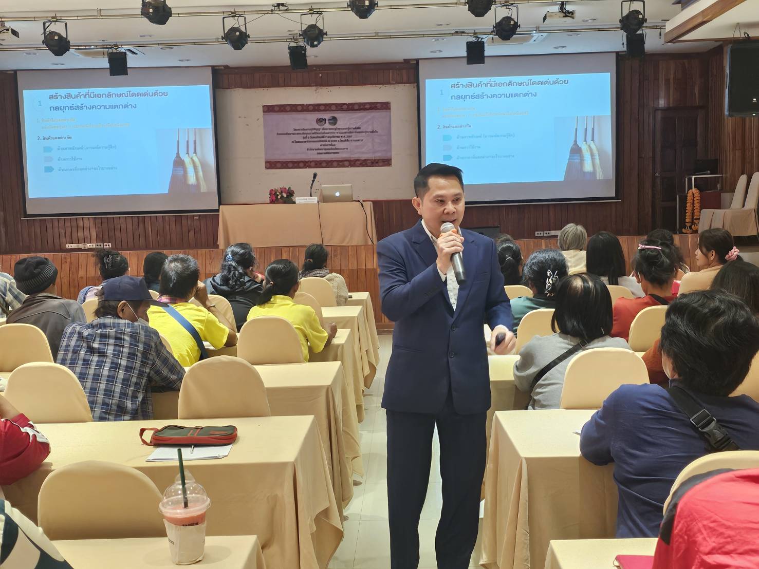 จังหวัดหนองคาย มุ่งพัฒนาคุณภาพชีวิตครัวเรือนยากจน สร้างความมั่นคงด้านอาชีพ ให้สามารถพึ่งตนเองได้อย่างยั่งยืน อบรมเข้มข้นต่อเนื่อง รุ่นที่ 3 โครงการสืบสานภูมิปัญญา พัฒนาเศรษฐกิจฐานรากสู่ความยั่งยืน กิจกรรมพัฒนาและยกระดับคุณภาพชีวิตครัวเรือนยากจน ตามแนวทางสัมมาชีพชุมชนสู่ความยั่งยืน