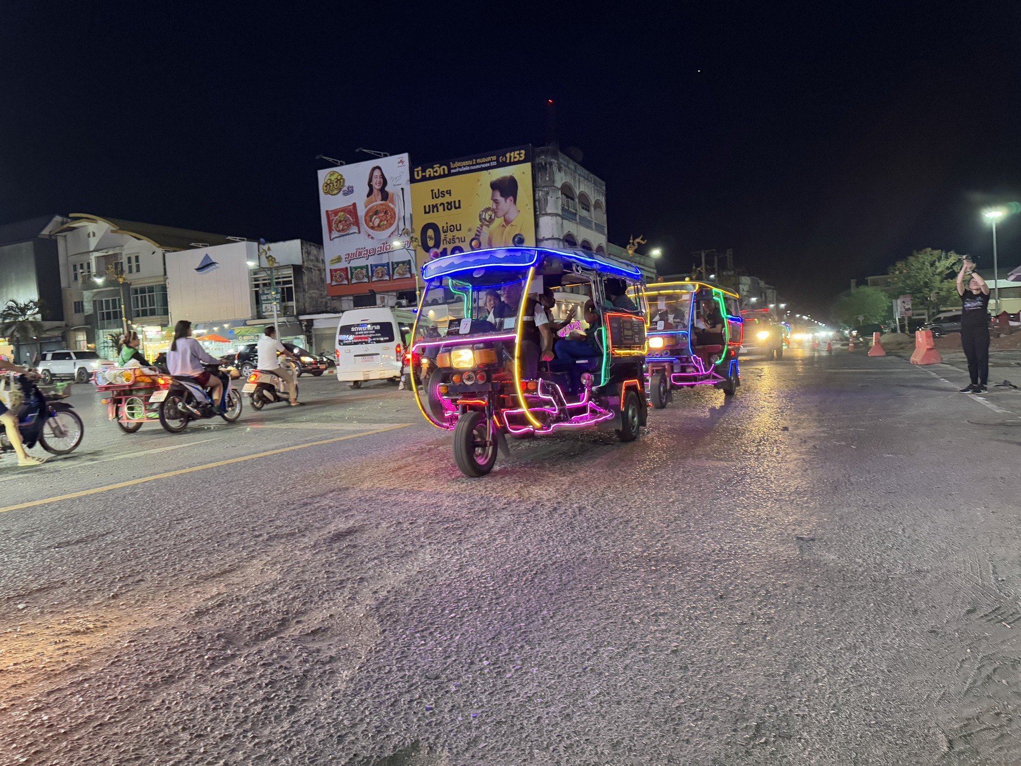 พช.หนองคาย ร่วมพิธีเปิดกิจกรรม Kick Off ปล่อยขบวนรถสามล้อเรืองแสง ตามโครงการส่งเสริมการท่องเที่ยวสามล้อเรืองแสง เฟส 3 flash – fun – food @หนองคาย
