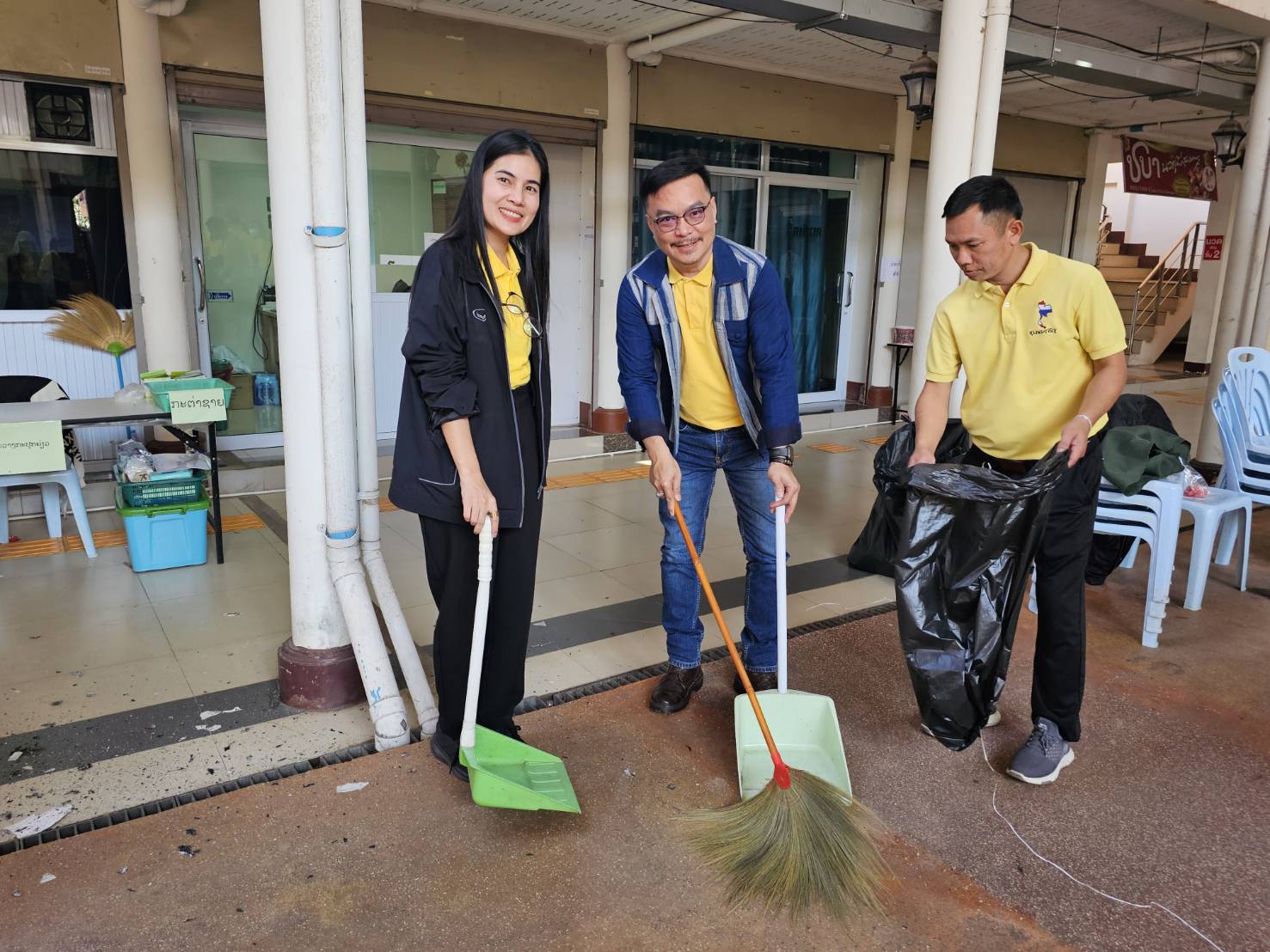 รองผู้ว่าฯหนองคาย นำทีมพช.หนองคาย เครือข่าย OTOP และภาคี ร่วมกัน “Big Cleaning Day ศูนย์แสดงและจำหน่ายผลิตภัณฑ์ OTOP จังหวัดหนองคาย”