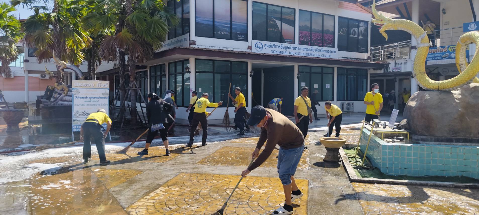 รองผู้ว่าฯหนองคาย นำทีมพช.หนองคาย เครือข่าย OTOP และภาคี ร่วมกัน “Big Cleaning Day ศูนย์แสดงและจำหน่ายผลิตภัณฑ์ OTOP จังหวัดหนองคาย”