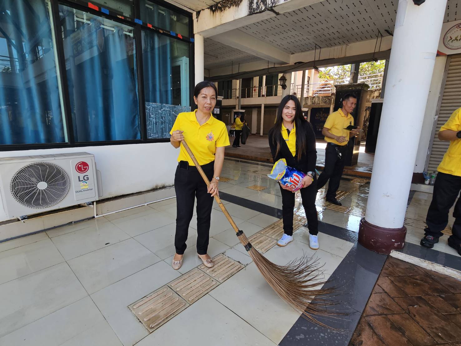 รองผู้ว่าฯหนองคาย นำทีมพช.หนองคาย เครือข่าย OTOP และภาคี ร่วมกัน “Big Cleaning Day ศูนย์แสดงและจำหน่ายผลิตภัณฑ์ OTOP จังหวัดหนองคาย”