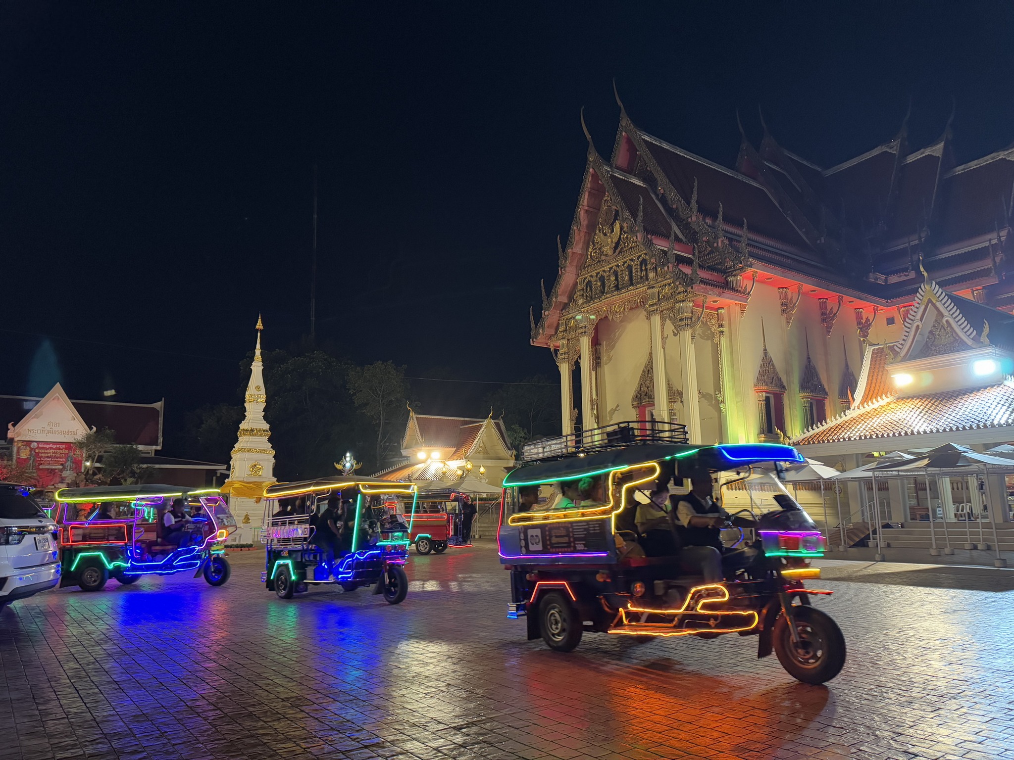 พช.หนองคาย ร่วมพิธีเปิดกิจกรรม Kick Off ปล่อยขบวนรถสามล้อเรืองแสง ตามโครงการส่งเสริมการท่องเที่ยวสามล้อเรืองแสง เฟส 3 flash – fun – food @หนองคาย