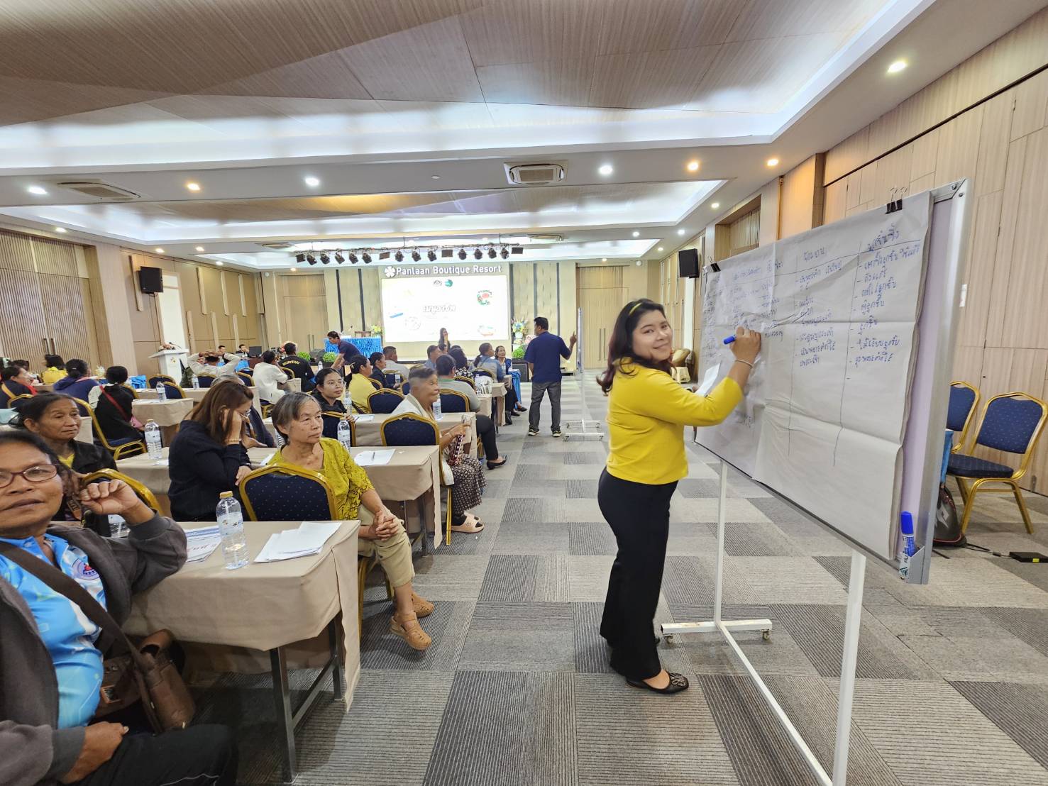 หนองคาย อบรมเข้มข้นต่อเนื่องโครงการสืบสานภูมิปัญญา พัฒนาเศรษฐกิจฐานรากสู่ความยั่งยืน กิจกรรมพัฒนาและยกระดับคุณภาพชีวิตครัวเรือนยากจน ตามแนวทางสัมมาชีพชุมชนสู่ความยั่งยืน รุ่นที่ 2 เพื่อหาแนวทางในการพัฒนาอาชีพ ให้สามารถพึ่งตนเองได้อย่างยั่งยืน