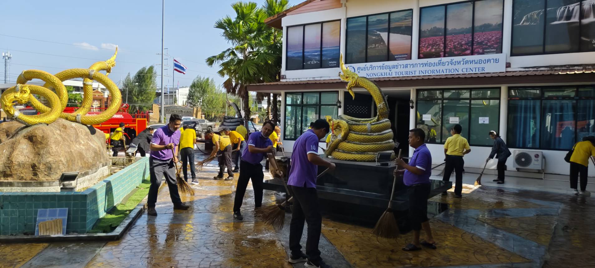 รองผู้ว่าฯหนองคาย นำทีมพช.หนองคาย เครือข่าย OTOP และภาคี ร่วมกัน “Big Cleaning Day ศูนย์แสดงและจำหน่ายผลิตภัณฑ์ OTOP จังหวัดหนองคาย”