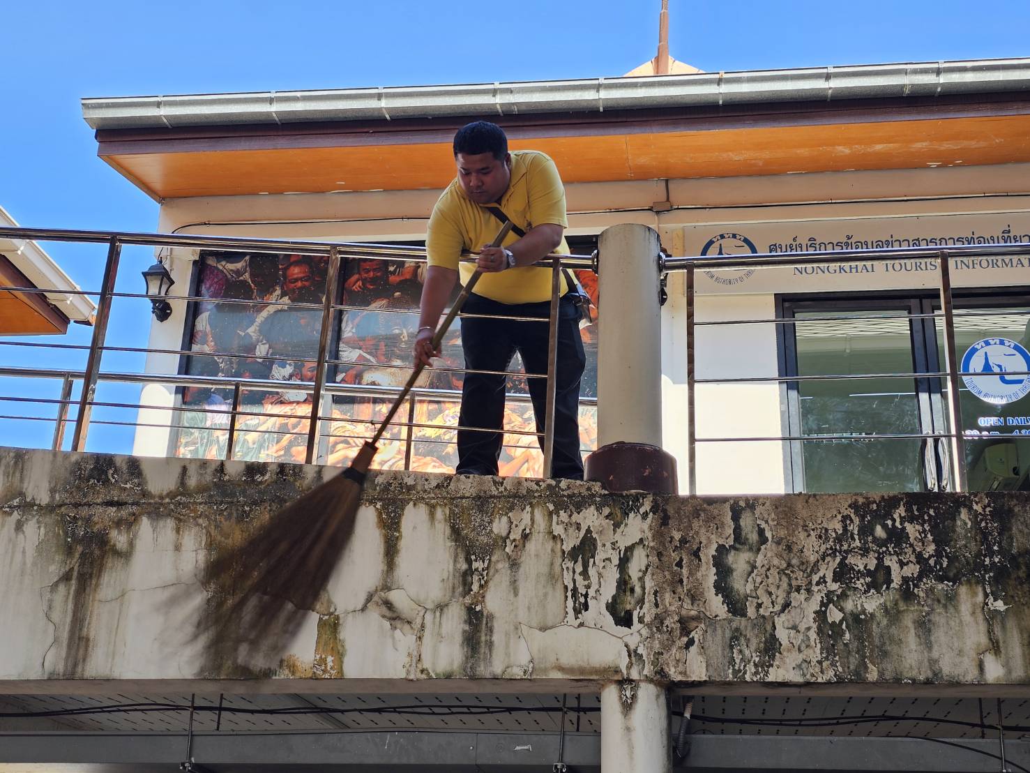 รองผู้ว่าฯหนองคาย นำทีมพช.หนองคาย เครือข่าย OTOP และภาคี ร่วมกัน “Big Cleaning Day ศูนย์แสดงและจำหน่ายผลิตภัณฑ์ OTOP จังหวัดหนองคาย”