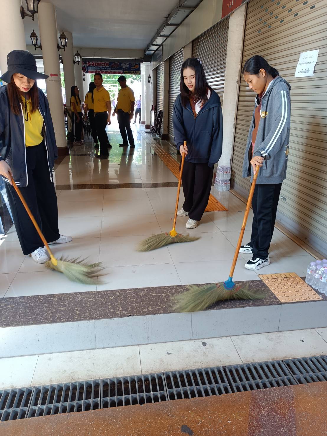 รองผู้ว่าฯหนองคาย นำทีมพช.หนองคาย เครือข่าย OTOP และภาคี ร่วมกัน “Big Cleaning Day ศูนย์แสดงและจำหน่ายผลิตภัณฑ์ OTOP จังหวัดหนองคาย”