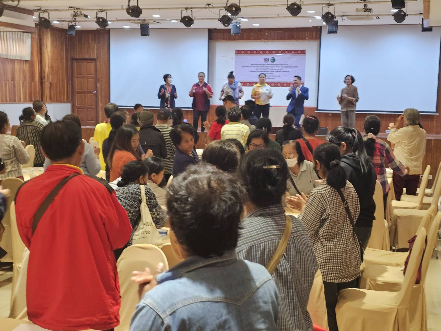 จังหวัดหนองคาย มุ่งพัฒนาคุณภาพชีวิตครัวเรือนยากจน สร้างความมั่นคงด้านอาชีพ ให้สามารถพึ่งตนเองได้อย่างยั่งยืน อบรมเข้มข้นต่อเนื่อง รุ่นที่ 3 โครงการสืบสานภูมิปัญญา พัฒนาเศรษฐกิจฐานรากสู่ความยั่งยืน กิจกรรมพัฒนาและยกระดับคุณภาพชีวิตครัวเรือนยากจน ตามแนวทางสัมมาชีพชุมชนสู่ความยั่งยืน