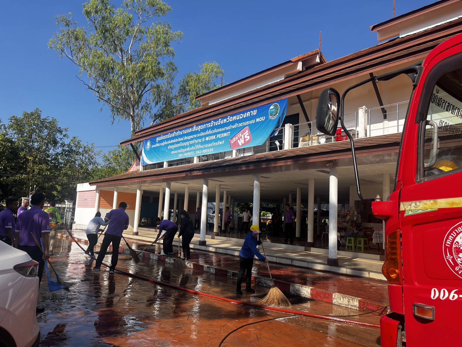 รองผู้ว่าฯหนองคาย นำทีมพช.หนองคาย เครือข่าย OTOP และภาคี ร่วมกัน “Big Cleaning Day ศูนย์แสดงและจำหน่ายผลิตภัณฑ์ OTOP จังหวัดหนองคาย”