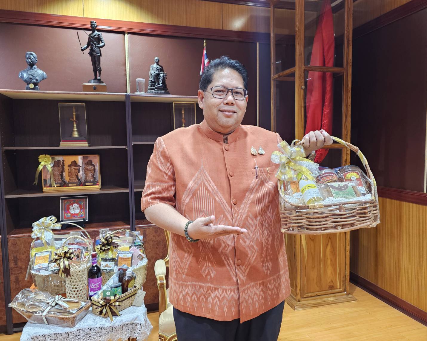 พช.หนองคาย เตรียมความพร้อมจัดทำสื่อประชาสัมพันธ์ กระเช้า OTOP หนองคาย “อยู่ดี มีแฮง ฮักแพง ปันสุข” ส่งความสุขให้คนที่คุณรัก สุขใจทั้งผู้ให้และผู้รับ