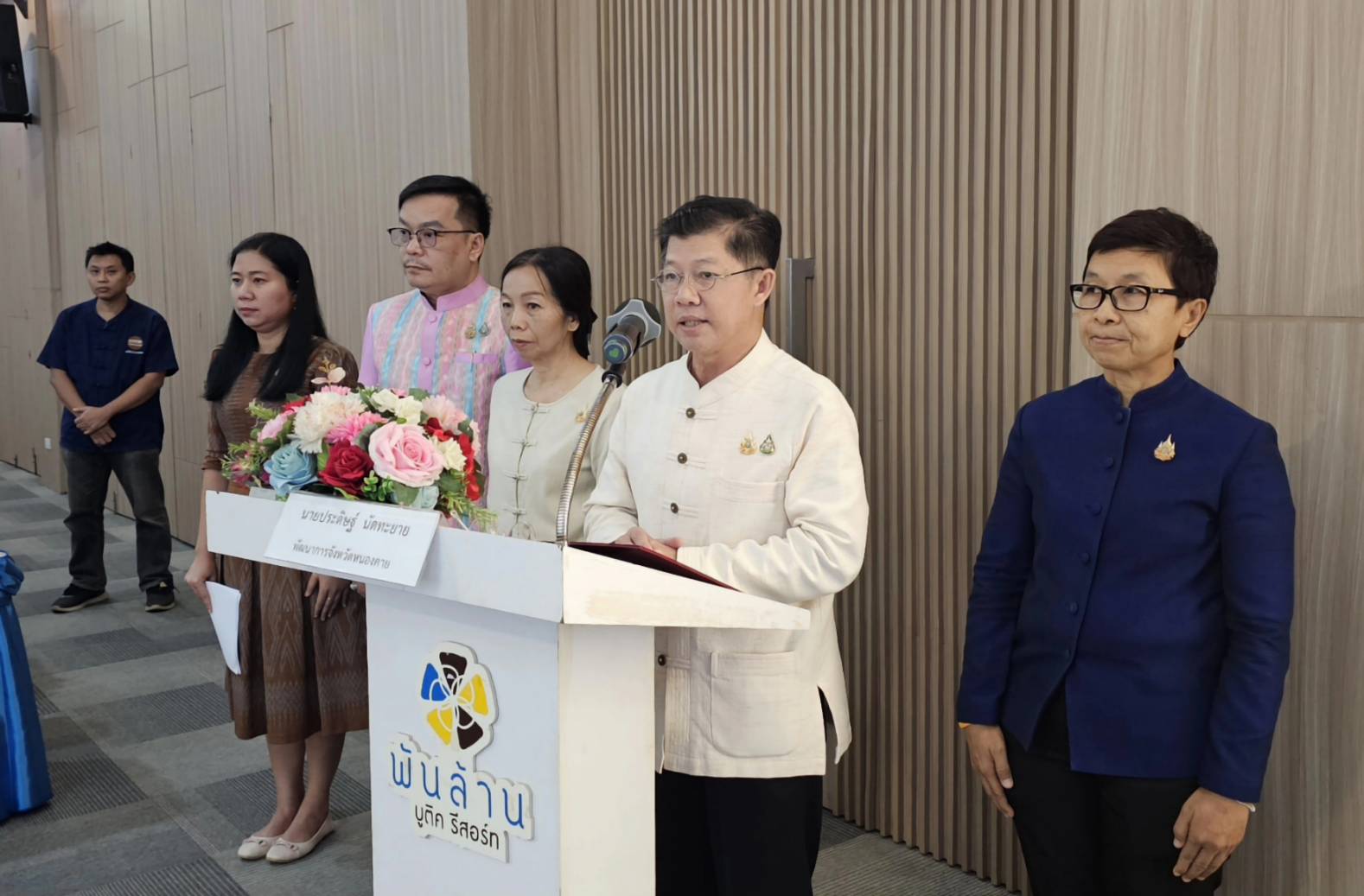 จังหวัดหนองคาย ดำเนินโครงการสืบสานภูมิปัญญา พัฒนาเศรษฐกิจฐานรากสู่ความยั่งยืน กิจกรรมพัฒนาและยกระดับคุณภาพชีวิตครัวเรือนยากจน ตามแนวทางสัมมาชีพชุมชนสู่ความยั่งยืน รุ่นที่ 1 มุ่งพัฒนาคุณภาพชีวิตครัวเรือนยากจน สร้างความมั่นคงด้านอาชีพ ให้สามารถพึ่งตนเองได้อย่างยั่งยืน