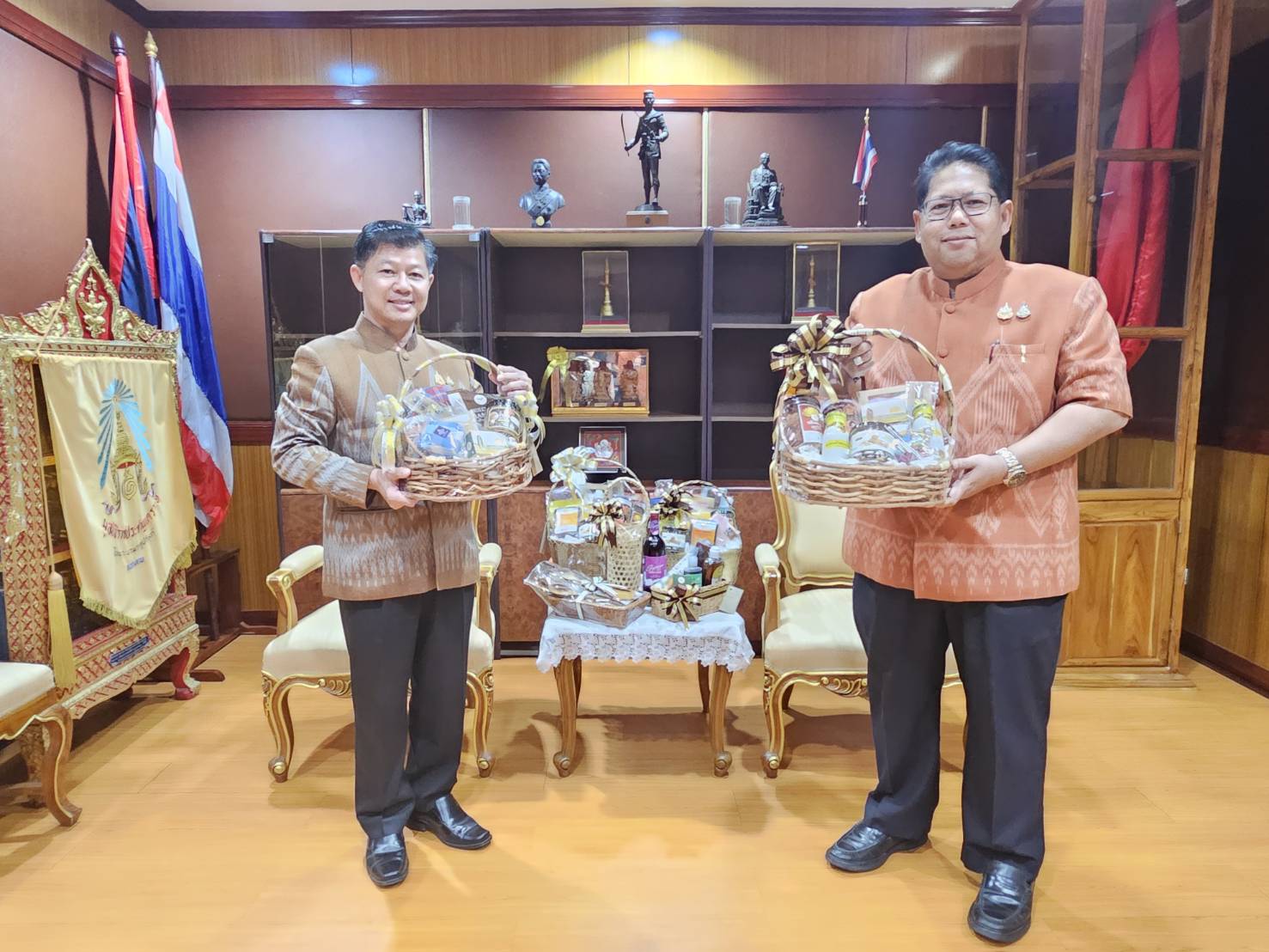 พช.หนองคาย เตรียมความพร้อมจัดทำสื่อประชาสัมพันธ์ กระเช้า OTOP หนองคาย “อยู่ดี มีแฮง ฮักแพง ปันสุข” ส่งความสุขให้คนที่คุณรัก สุขใจทั้งผู้ให้และผู้รับ