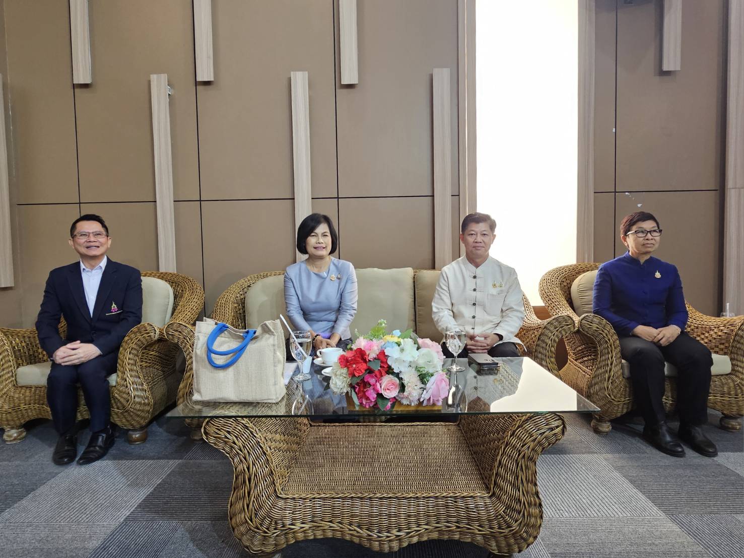 จังหวัดหนองคาย ดำเนินโครงการสืบสานภูมิปัญญา พัฒนาเศรษฐกิจฐานรากสู่ความยั่งยืน กิจกรรมพัฒนาและยกระดับคุณภาพชีวิตครัวเรือนยากจน ตามแนวทางสัมมาชีพชุมชนสู่ความยั่งยืน รุ่นที่ 1 มุ่งพัฒนาคุณภาพชีวิตครัวเรือนยากจน สร้างความมั่นคงด้านอาชีพ ให้สามารถพึ่งตนเองได้อย่างยั่งยืน