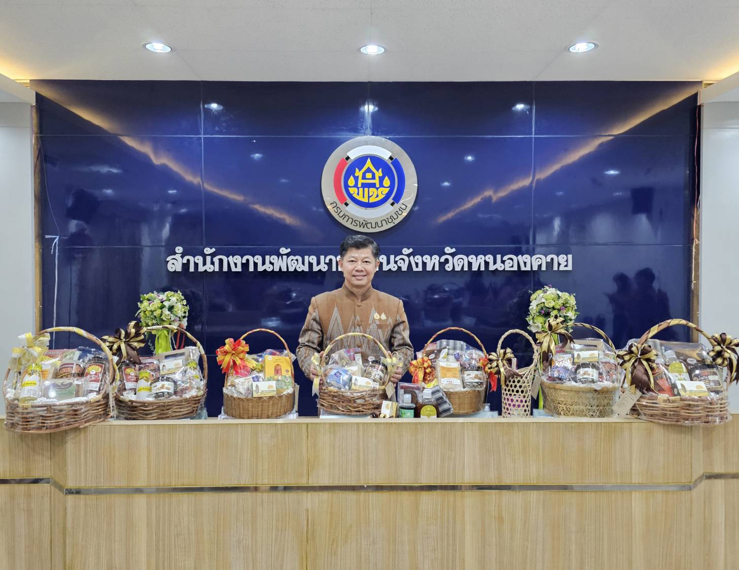 พช.หนองคาย เตรียมความพร้อมจัดทำสื่อประชาสัมพันธ์ กระเช้า OTOP หนองคาย “อยู่ดี มีแฮง ฮักแพง ปันสุข” ส่งความสุขให้คนที่คุณรัก สุขใจทั้งผู้ให้และผู้รับ