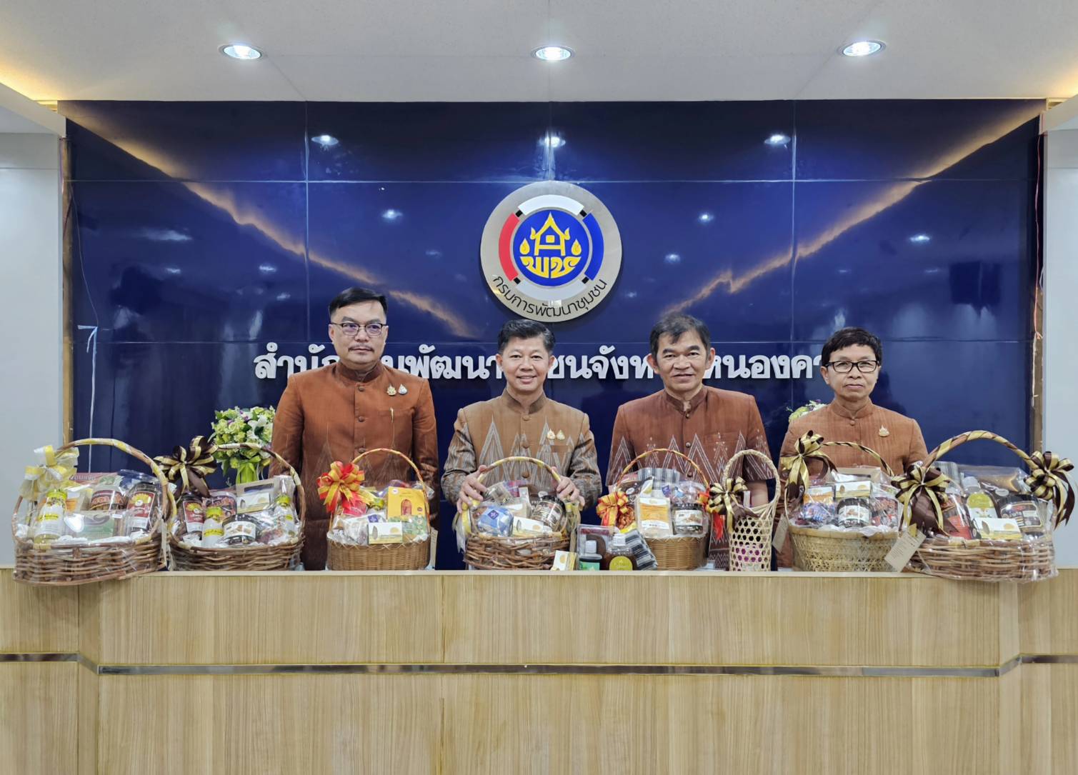 พช.หนองคาย เตรียมความพร้อมจัดทำสื่อประชาสัมพันธ์ กระเช้า OTOP หนองคาย “อยู่ดี มีแฮง ฮักแพง ปันสุข” ส่งความสุขให้คนที่คุณรัก สุขใจทั้งผู้ให้และผู้รับ