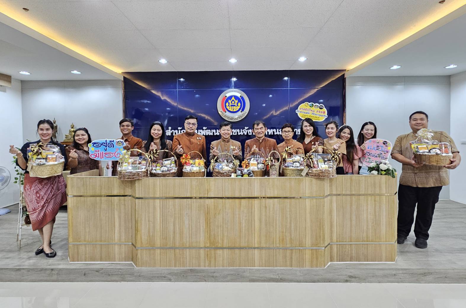 พช.หนองคาย เตรียมความพร้อมจัดทำสื่อประชาสัมพันธ์ กระเช้า OTOP หนองคาย “อยู่ดี มีแฮง ฮักแพง ปันสุข” ส่งความสุขให้คนที่คุณรัก สุขใจทั้งผู้ให้และผู้รับ