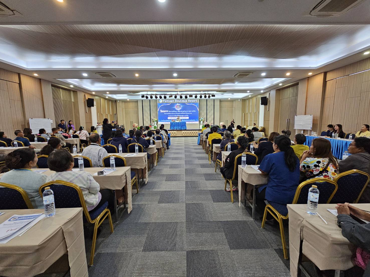 หนองคาย อบรมเข้มข้นต่อเนื่องโครงการสืบสานภูมิปัญญา พัฒนาเศรษฐกิจฐานรากสู่ความยั่งยืน กิจกรรมพัฒนาและยกระดับคุณภาพชีวิตครัวเรือนยากจน ตามแนวทางสัมมาชีพชุมชนสู่ความยั่งยืน รุ่นที่ 2 เพื่อหาแนวทางในการพัฒนาอาชีพ ให้สามารถพึ่งตนเองได้อย่างยั่งยืน