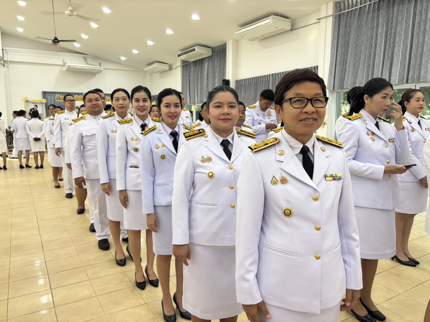 พช.หนองคาย ร่วมพิธีวางพานพุ่มดอกไม้สดถวายราชสักการะ พระบาทสมเด็จพระบรมชนกาธิเบศร มหาภูมิพลอดุลยเดชมหาราช บรมนาถบพิตร เนื่องในวันพระบิดาแห่งฝนหลวง ประจำปี 2567