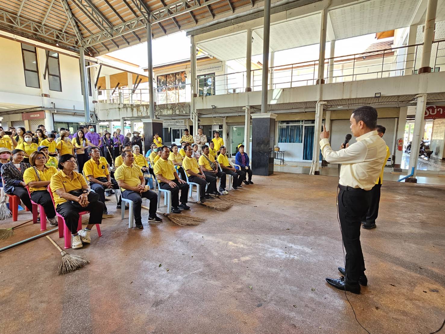 รองผู้ว่าฯหนองคาย นำทีมพช.หนองคาย เครือข่าย OTOP และภาคี ร่วมกัน “Big Cleaning Day ศูนย์แสดงและจำหน่ายผลิตภัณฑ์ OTOP จังหวัดหนองคาย”