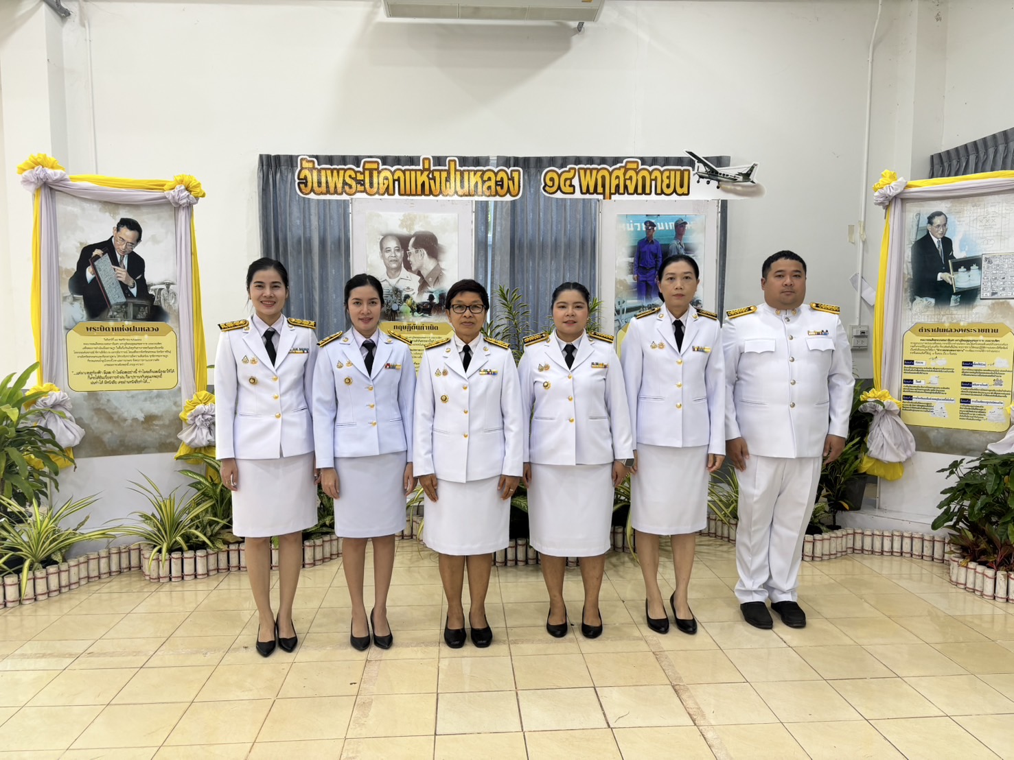 พช.หนองคาย ร่วมพิธีวางพานพุ่มดอกไม้สดถวายราชสักการะ พระบาทสมเด็จพระบรมชนกาธิเบศร มหาภูมิพลอดุลยเดชมหาราช บรมนาถบพิตร เนื่องในวันพระบิดาแห่งฝนหลวง ประจำปี 2567