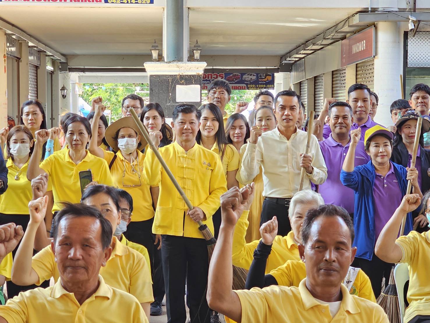 รองผู้ว่าฯหนองคาย นำทีมพช.หนองคาย เครือข่าย OTOP และภาคี ร่วมกัน “Big Cleaning Day ศูนย์แสดงและจำหน่ายผลิตภัณฑ์ OTOP จังหวัดหนองคาย”
