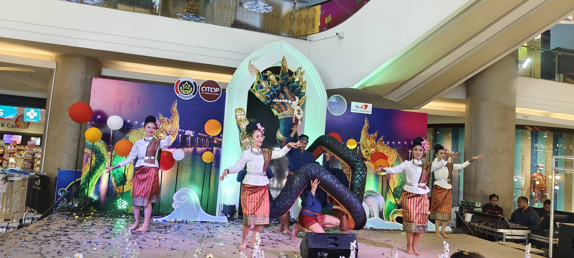 จังหวัดหนองคาย จัดยิ่งใหญ่พิธีเปิดโครงการสืบสานภูมิปัญญา พัฒนาเศรษฐกิจฐานรากสู่ความยั่งยืน “มหกรรมของดี ของเด่นลุ่มน้ำโขง” จังหวัดหนองคาย ยกขบวนสินค้า OTOP ของดี ของเด่น หนองคาย กลุ่ม จ.สบายดี มาจัดจำหน่าย ณ ศูนย์การค้าเอสพลานาด กทม.