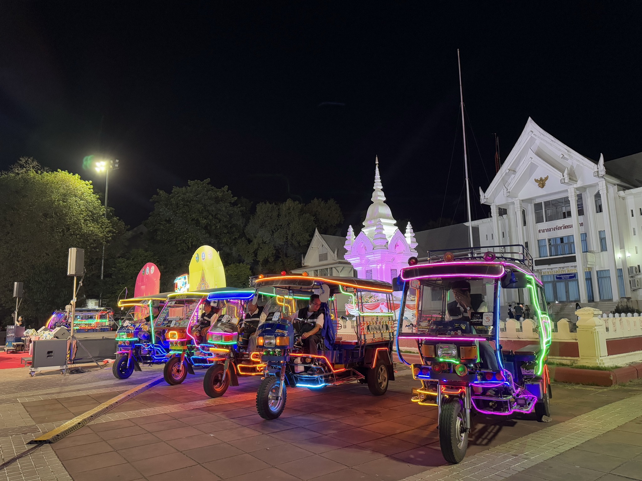 พช.หนองคาย ร่วมพิธีเปิดกิจกรรม Kick Off ปล่อยขบวนรถสามล้อเรืองแสง ตามโครงการส่งเสริมการท่องเที่ยวสามล้อเรืองแสง เฟส 3 flash – fun – food @หนองคาย