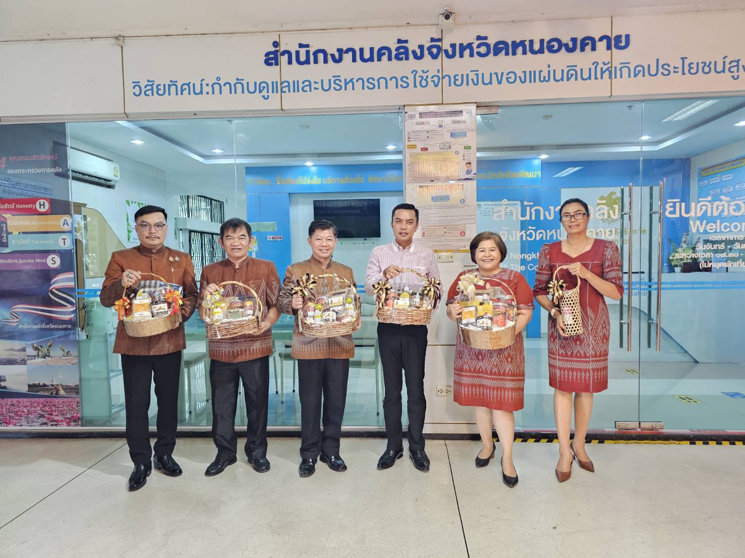 พช.หนองคาย เตรียมความพร้อมจัดทำสื่อประชาสัมพันธ์ กระเช้า OTOP หนองคาย “อยู่ดี มีแฮง ฮักแพง ปันสุข” ส่งความสุขให้คนที่คุณรัก สุขใจทั้งผู้ให้และผู้รับ