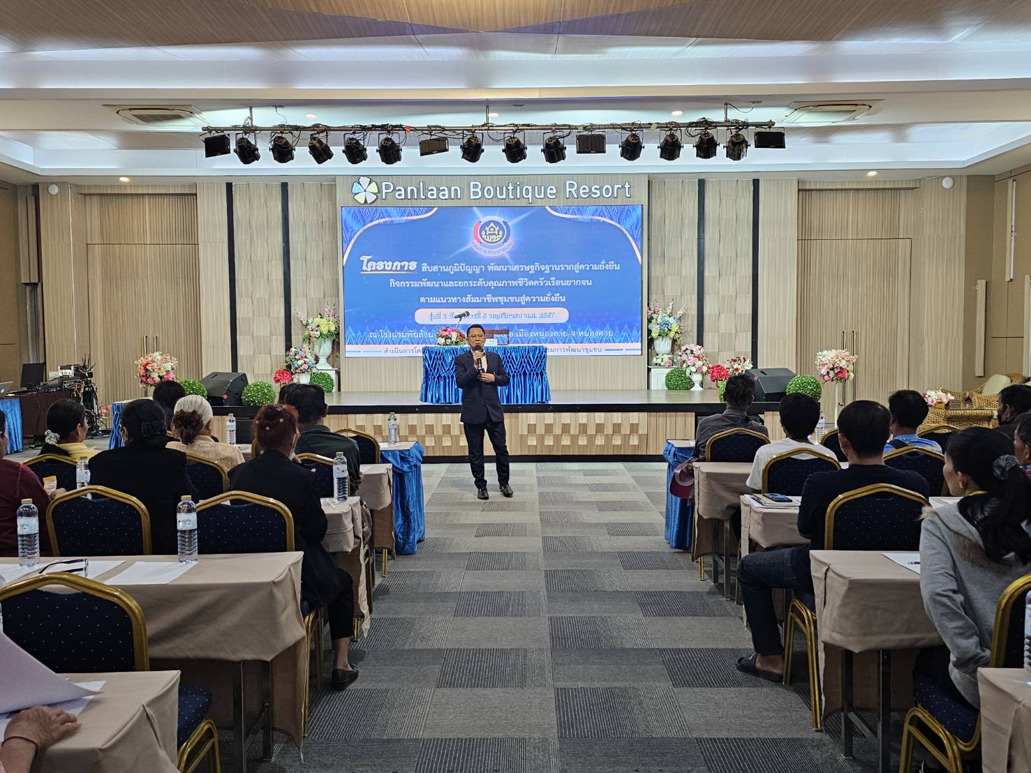 จังหวัดหนองคาย ดำเนินโครงการสืบสานภูมิปัญญา พัฒนาเศรษฐกิจฐานรากสู่ความยั่งยืน กิจกรรมพัฒนาและยกระดับคุณภาพชีวิตครัวเรือนยากจน ตามแนวทางสัมมาชีพชุมชนสู่ความยั่งยืน รุ่นที่ 1 มุ่งพัฒนาคุณภาพชีวิตครัวเรือนยากจน สร้างความมั่นคงด้านอาชีพ ให้สามารถพึ่งตนเองได้อย่างยั่งยืน