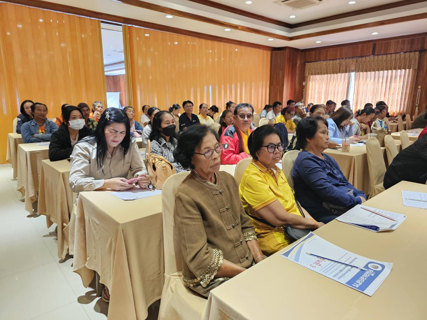 จังหวัดหนองคาย มุ่งพัฒนาคุณภาพชีวิตครัวเรือนยากจน สร้างความมั่นคงด้านอาชีพ ให้สามารถพึ่งตนเองได้อย่างยั่งยืน อบรมเข้มข้นต่อเนื่อง รุ่นที่ 3 โครงการสืบสานภูมิปัญญา พัฒนาเศรษฐกิจฐานรากสู่ความยั่งยืน กิจกรรมพัฒนาและยกระดับคุณภาพชีวิตครัวเรือนยากจน ตามแนวทางสัมมาชีพชุมชนสู่ความยั่งยืน