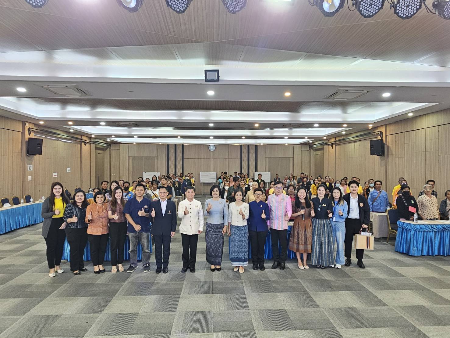 จังหวัดหนองคาย ดำเนินโครงการสืบสานภูมิปัญญา พัฒนาเศรษฐกิจฐานรากสู่ความยั่งยืน กิจกรรมพัฒนาและยกระดับคุณภาพชีวิตครัวเรือนยากจน ตามแนวทางสัมมาชีพชุมชนสู่ความยั่งยืน รุ่นที่ 1 มุ่งพัฒนาคุณภาพชีวิตครัวเรือนยากจน สร้างความมั่นคงด้านอาชีพ ให้สามารถพึ่งตนเองได้อย่างยั่งยืน