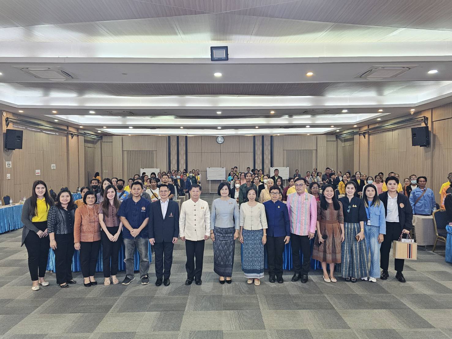 จังหวัดหนองคาย ดำเนินโครงการสืบสานภูมิปัญญา พัฒนาเศรษฐกิจฐานรากสู่ความยั่งยืน กิจกรรมพัฒนาและยกระดับคุณภาพชีวิตครัวเรือนยากจน ตามแนวทางสัมมาชีพชุมชนสู่ความยั่งยืน รุ่นที่ 1 มุ่งพัฒนาคุณภาพชีวิตครัวเรือนยากจน สร้างความมั่นคงด้านอาชีพ ให้สามารถพึ่งตนเองได้อย่างยั่งยืน