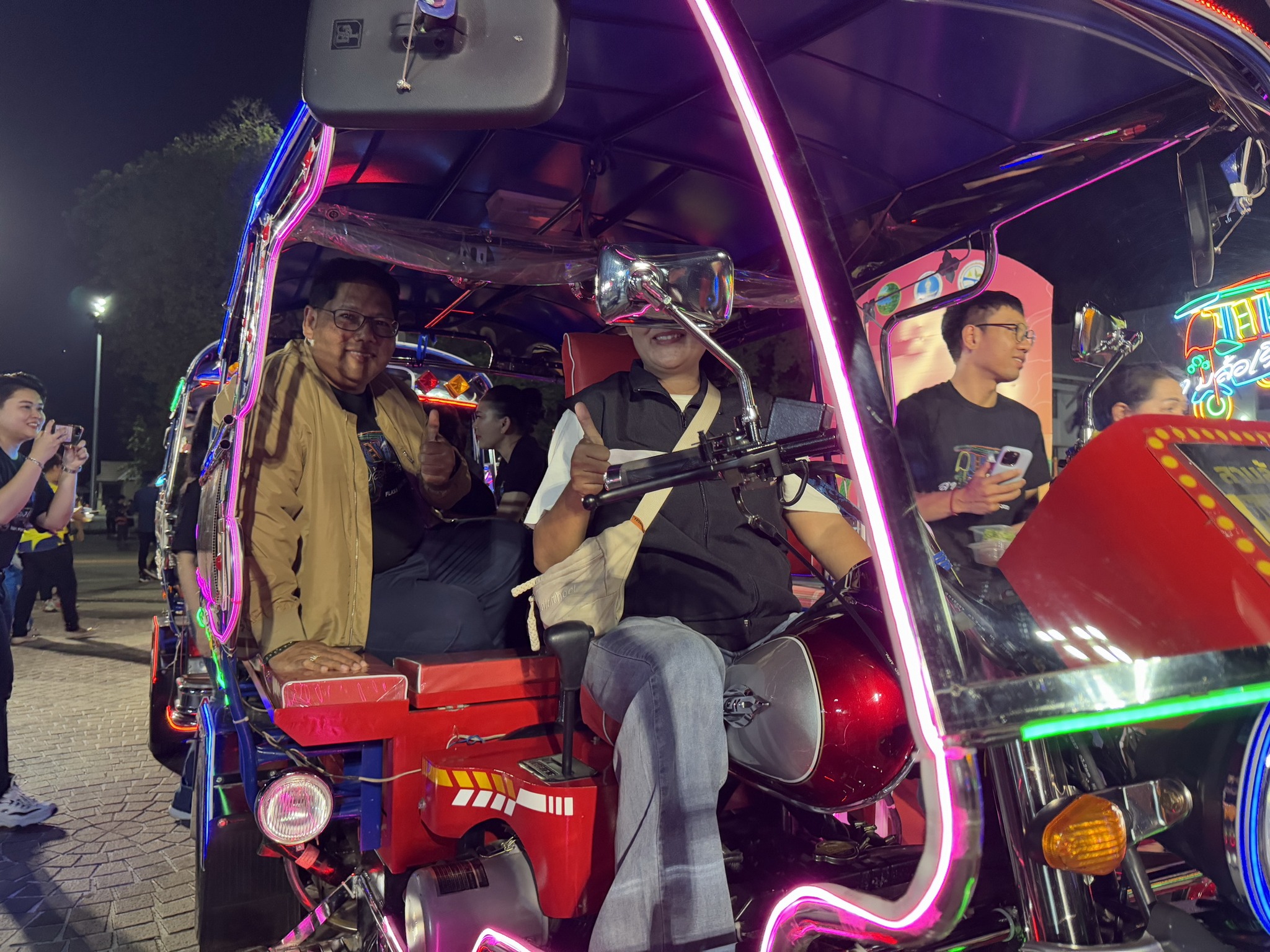 พช.หนองคาย ร่วมพิธีเปิดกิจกรรม Kick Off ปล่อยขบวนรถสามล้อเรืองแสง ตามโครงการส่งเสริมการท่องเที่ยวสามล้อเรืองแสง เฟส 3 flash – fun – food @หนองคาย